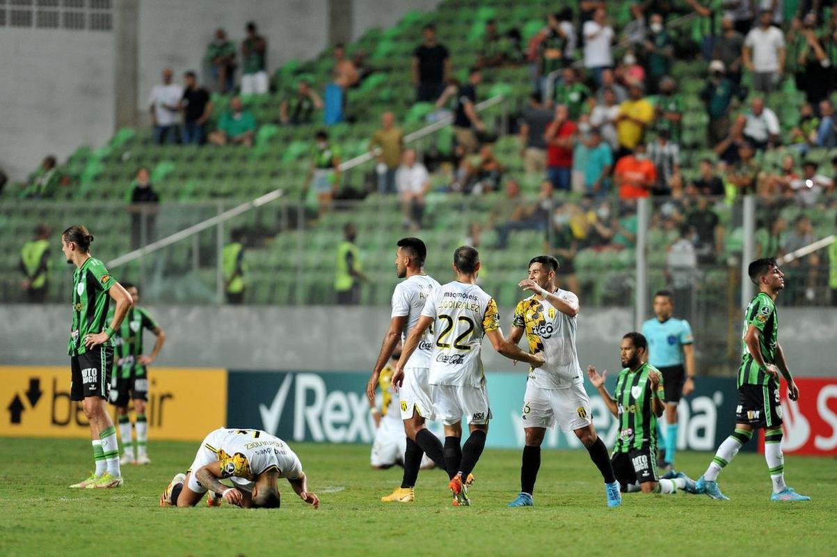 Aos 46min da etapa complementar, Josue Colmn fez linda jogada individual e contou com desvio da defesa para dar um 'banho de gua fria' nos mandantes: Guaran 1 a 0.