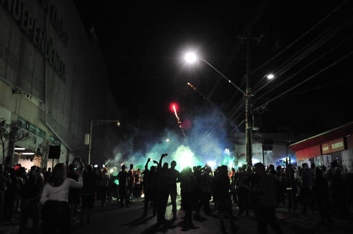Fotos da torcida do Amrica nos arredores do Independncia, em Belo Horizonte, antes da bola rolar para o jogo contra o So Paulo, nesta quinta-feira (18). Partida valida pela volta das quartas de final da Copa do Brasil. 