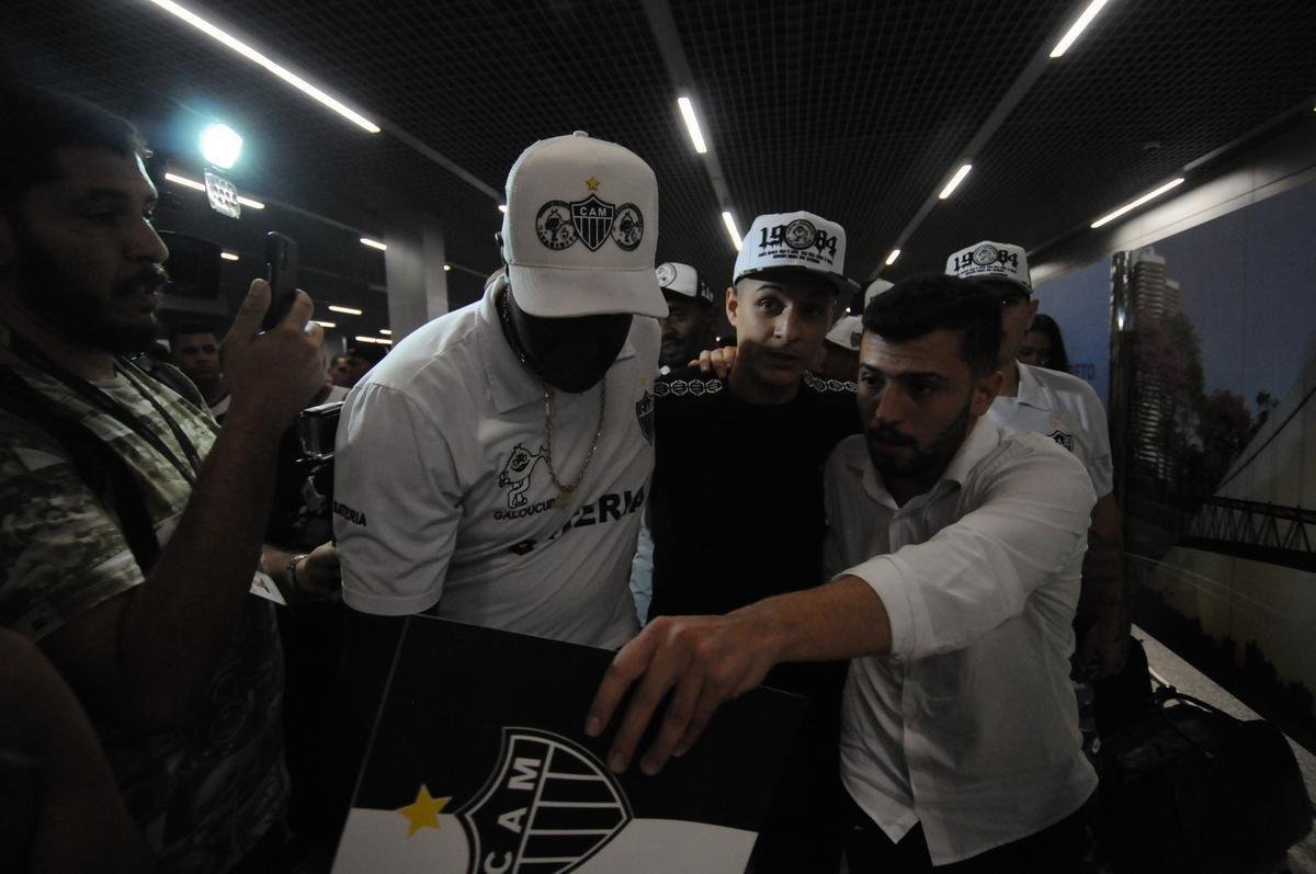 Arana foi recepcionado por torcedores do Atltico no Aeroporto de Confins
