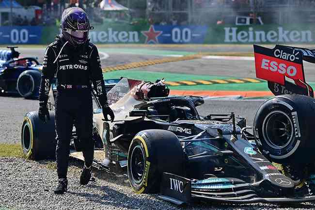 O piloto britnico da Mercedes, Lewis Hamilton, sai de seu carro aps uma coliso com o holands da Red Bull, Max Verstappen