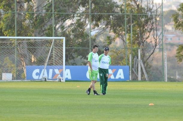 Depois de reunio com elenco e diretoria, Adilson Batista observou treino comandado por Drubscky no Amrica