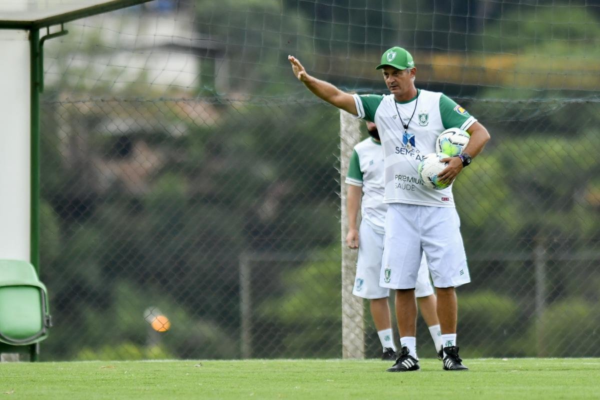 Titulares do Amrica foram poupados do treino com bola no campo, nesta segunda-feira, no CT Lanna Drumond. De qualquer forma, todo o elenco participou de uma palestra com o tcnico Lisca. A novidade do dia foi a volta do zagueiro Eduardo Bauermann s atividades normais. O volante Z Ricardo segue como dvida para enfrentar o Internacional na quarta-feira, em 'deciso' pela Copa do Brasil