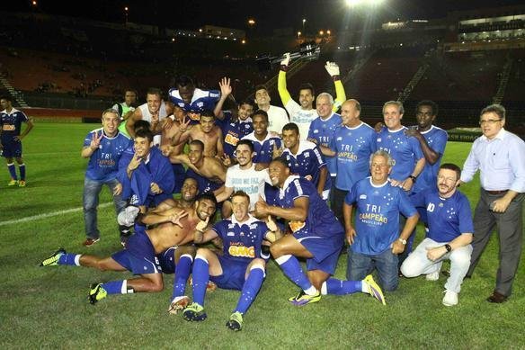 Festa dos jogadores do Cruzeiro no Barrado com a conquista do tricampeonato brasileiro