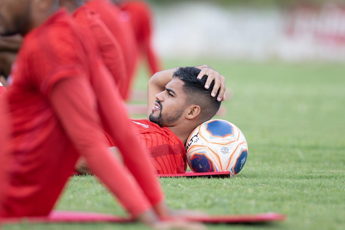 Jogadores do Náutico seguem trainando no CT Wilson Campos, sob a supervisão do técnico Gimar Dal Pozzo. Atletas e membros da comissão técnica são submetidos às medidas de saúde para evitar o contato e gerar possível foco de Covid-19.