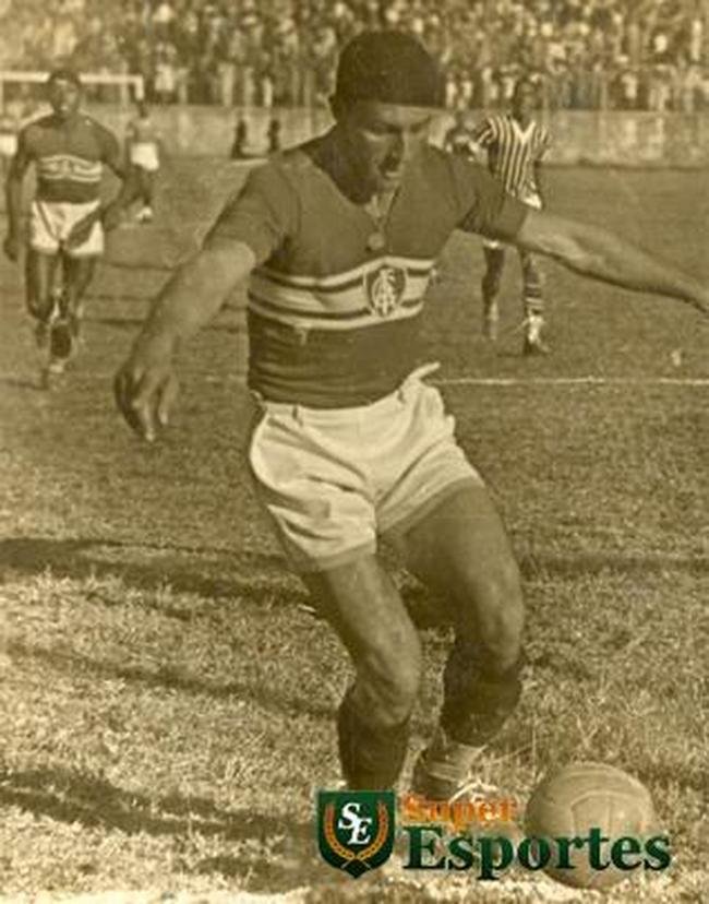 No incio, o Amrica se vestia de branco e verde. Mas, em 1933, em protesto contra o profissionalismo do futebol em Minas, o clube passou a usar uma camsia vermelha