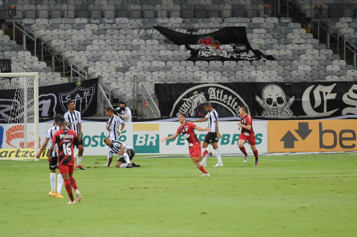 Christian domina na marca do pnalti e solta uma bomba para estufar as redes de Everson: Athletico-PR 1 a 0 no Mineiro