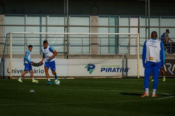 Cruzeiro treinou nesta tera-feira no CT do Grmio, em Porto Alegre, e concluiu a preparao para o duelo com o Internacional, no Beira-Rio, pela semifinal da Copa do Brasil. Time precisa de vitria por dois gols de diferena para ir  final. Se vencer por um gol de vantagem, a deciso ser nos pnaltis. Rogrio Ceni deve escalar o time com Fbio; Edilson, Ded (Fabrcio Bruno), Leo e Dod; Henrique e Robinho; Marquinhos Gabriel, Thiago Neves e David; Pedro Rocha.