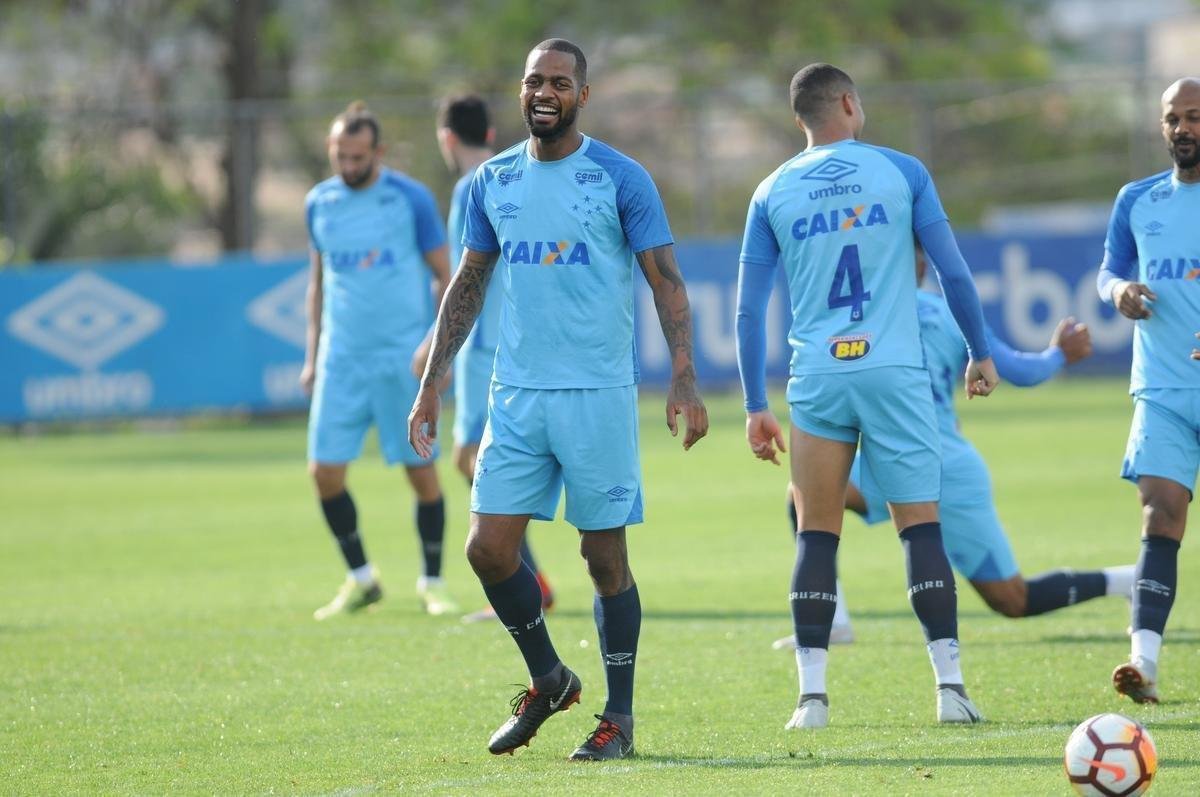 Mano Menezes voltou a fechar treino na Toca da Raposa II e permitiu imagens apenas do aquecimento. O certo  que o treinador voltar a contar com o Cruzeiro ideal diante do Boca Juniors, na quinta-feira, no Mineiro. Todos os atletas esto  disposio para duelo de volta das quartas de final da Libertadores