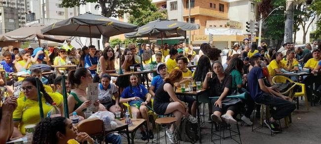 Na regio da Savassi, em BH, torcedores vibram com vitria do Brasil sobre a Sua, por 1 a 0, pela segunda rodada do Grupo G da Copa do Mundo do Catar