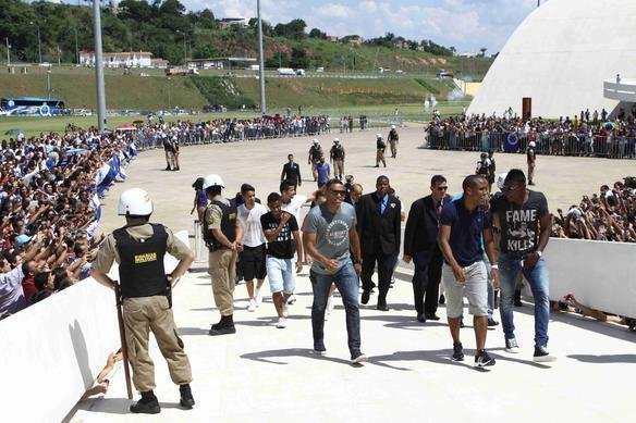 Governador Anastasia entregou uma placa aos campees brasileiros e recebeu uma camisa do Cruzeiro de presente, na Cidade Administrativa