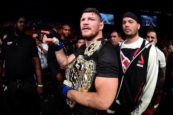 Considerado azarão na luta principal do UFC 199, em Los Angeles, Michael Bisping surpreende Luke Rockhold e conquista o cinturão do peso médio, com nocaute arrasador no primeiro round