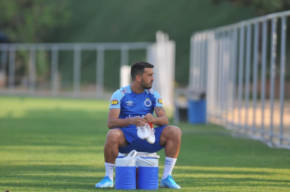 Fotos do primeiro treino de Abel Braga na Toca da Raposa II. Tcnico foi apresentado pelo Cruzeiro neste sbado e dirigir a equipe na segunda, s 20h, diante do Gois, no Serra Dourada, pela 22 rodada do Campeonato Brasileiro