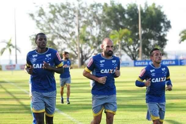 Depois de invaso de torcida organizada, jogadores trabalharam normalmente. Ded foi entregue  preparao fsica, assim como volante Marciel. Time enfrenta o Vitria na quarta-feira pela Copa do Brasil