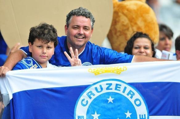 Torcida do Cruzeiro compareceu em grande nmero ao Mineiro e fez muita festa