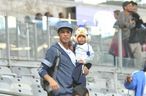 Imagens das torcidas de Cruzeiro e Corinthians no Mineiro
