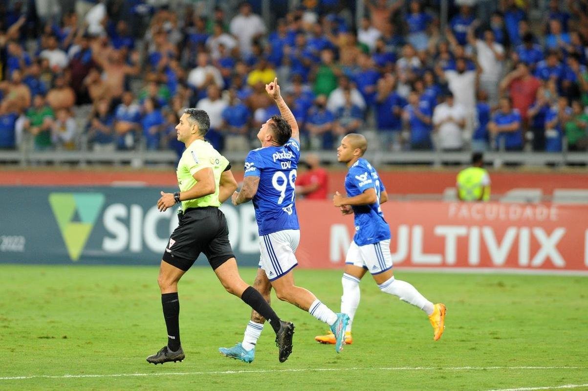 Fotos do gol de Edu, do Cruzeiro, sobre o Athletic, no Mineiro, em jogo de ida da semifinal do Mineiro