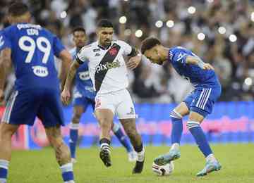 Atacante do Cruzeiro levou uma entrada dura do meio-campista Matheus Barbosa, do Vasco, aos 18 minutos da etapa final