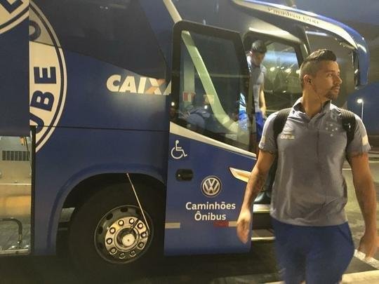 Delegao do Cruzeiro foi composta por 23 jogadores em viagem para Buenos Aires, na Argentina, local da partida de quarta, s 21h45, contra o Boca Juniors, pela Copa Libertadores. Meia uruguaio De Arrascaeta foi vetado e permaneceu em Belo Horizonte.