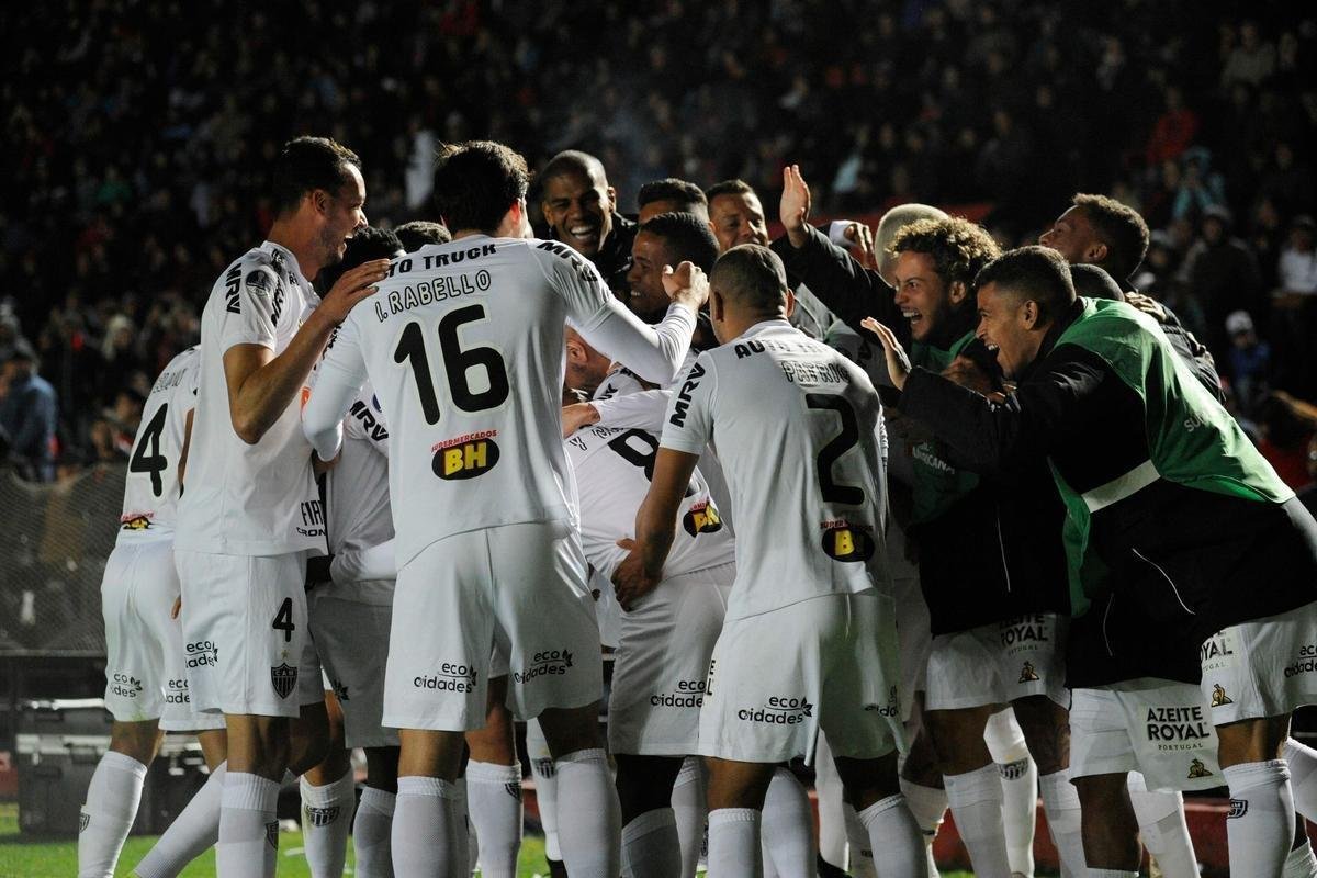 Fotos do jogo entre Colon e Atltico, no Estdio Cemitrio dos Elefantes, em Santa F, na Argentina, pela ida da semifinal da Copa Sul-Americana
