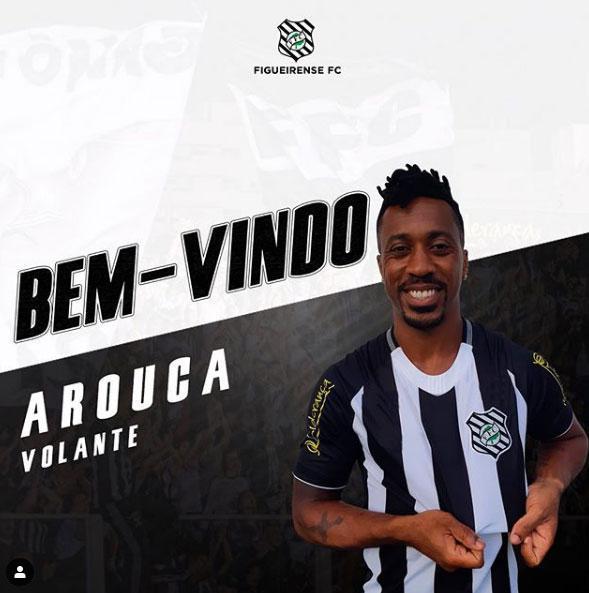 O Figueirense anunciou a contratao do volante Arouca, que estava sem clube