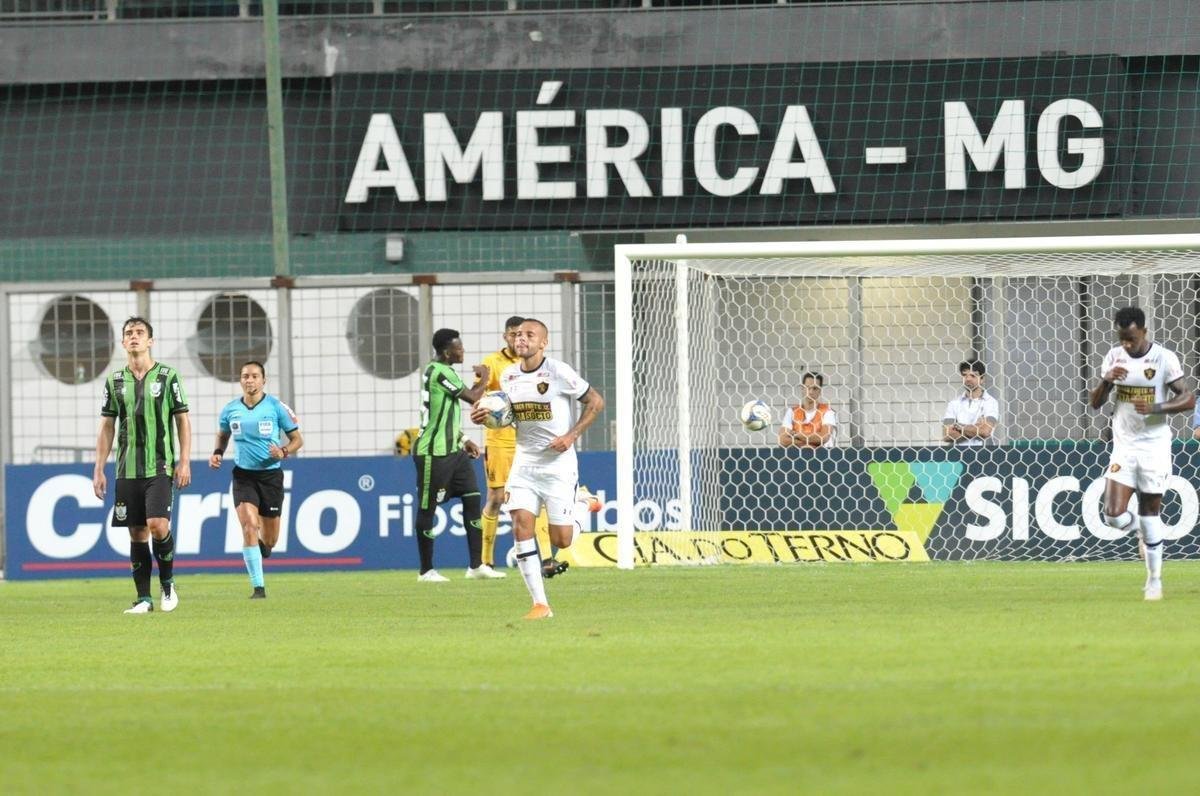 Sport virou no final, com Guilherme, de pnalti, e Hyuri em contragolpe fatal: 2 a 1 para o Leo