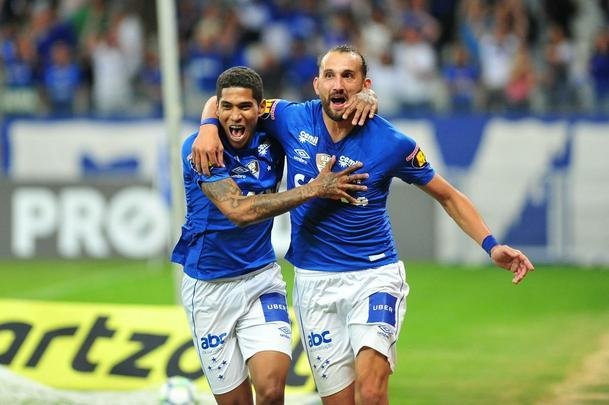 Cruzeiro fez o dever de casa e venceu o Furaco por 2 a 1