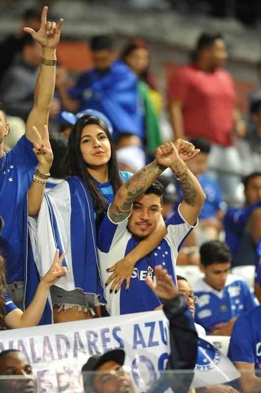 Chegada das torcidas de Cruzeiro e Grmio ao Mineiro para a semifinal da Copa do Brasil