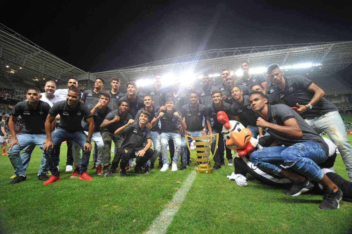 Antes de a bola rolar, campees da Taa BH Sub-17 com o Galinho foram homenageados no Horto