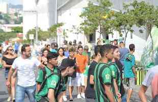 Imagens das torcidas de Amrica e Cruzeiro no clssico deste domingo, no Independncia, pela partida de ida da semifinal do Campeonato Mineiro