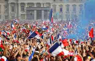 Torcedores franceses tomaram principais pontos tursticos e avenidas de Paris para celebrar o bi mundial