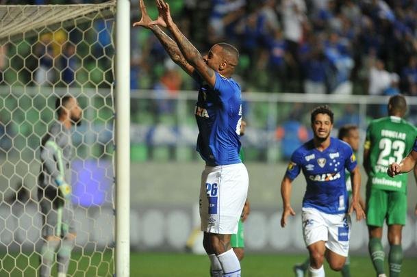 Com gols de Thiago Neves, Arrascaeta e Ded, Cruzeiro goleou a Chapecoense por 3 a 0