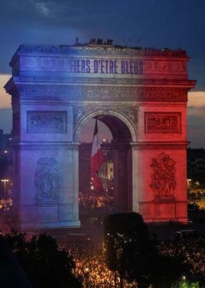 Quando a noite chegou, Paris ficou ainda mais linda: Torre Eiffel foi iluminada com as cores da bandeira francesa e Arco do Triunfo recebeu projeções com rostos dos campeões