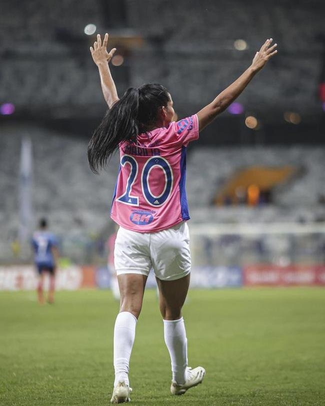 Em preliminar de Cruzeiro x Ituano pela Srie B, o time feminino da Raposa, conhecido como Cabulosas, goleou o Araguari por 8 a 0 pela terceira rodada do Campeonato Mineiro Feminino. Equipe cruzeirense estreou o uniforme rosa, confeccionado pela Adidas em homenagem  campanha Outubro Rosa, de conscientizao contra o cncer de mama