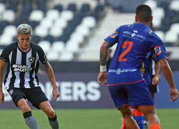 Com um golaço do meio de campo, o Botafogo foi derrotado pelo Audax 1 a 0, neste domingo, no Estádio Nilton Santos, pela primeira rodada do Campeonato Carioca