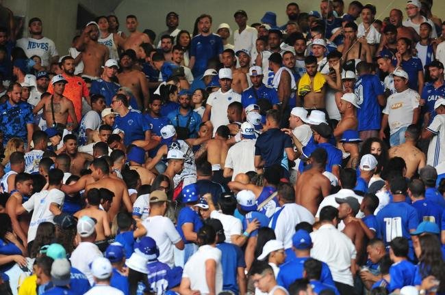 Fotos da torcida do Cruzeiro antes e durante a partida contra o Cricima, neste domingo (4), no Mineiro, pela 28 rodada da Srie B