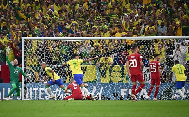 Richarlison marcou dois gols sobre a Sérvia na estreia do Brasil na Copa do Catar