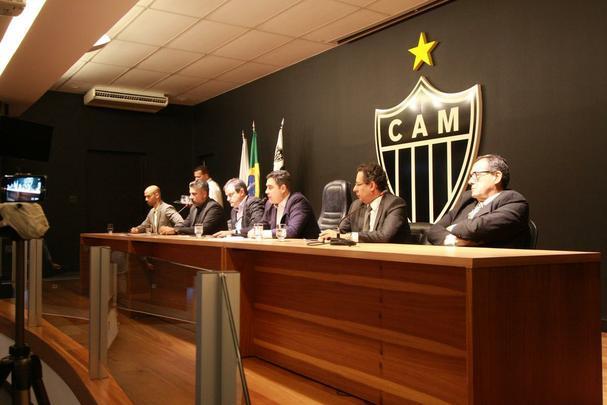 Veja imagens da entrevista coletiva de Srgio Sette Cmara