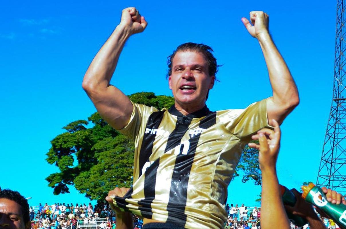 7 Tlio Maravilha - 129 gols em 241 jogos