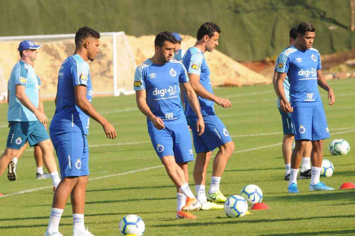 Cruzeiro fez nesta segunda-feira  tarde, na Toca da Raposa II, o ltimo treino em Belo Horizonte antes da partida contra o Internacional, quarta, no Beira-Rio, pela semifinal da Copa do Brasil. O tcnico Rogrio Ceni deve escalar Fbio; Edilson, Ded, Fabrcio Bruno (Leo) e Egdio (Dod); Henrique e Robinho; Marquinhos Gabriel; Thiago Neves e David; Pedro Rocha. Servindo  Seleo Colombiana, Orejuela est fora do jogo.