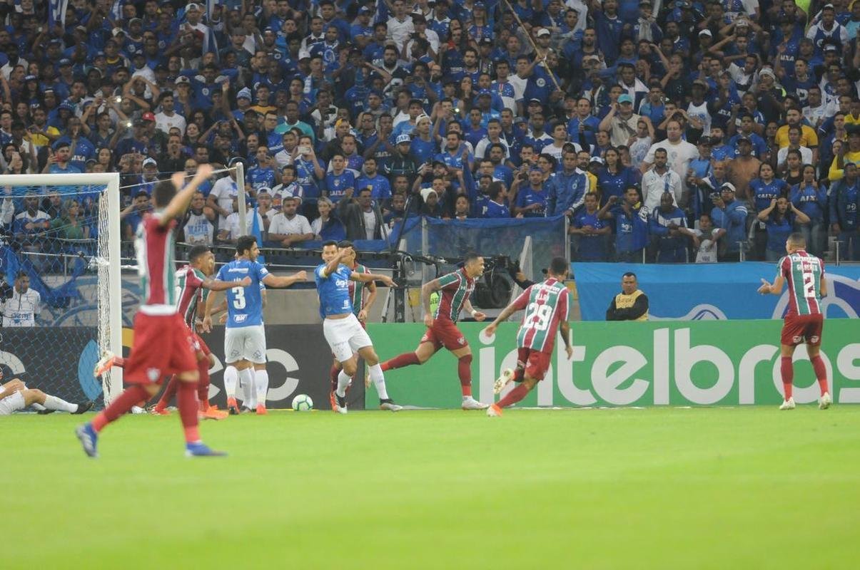 Aos 9 minutos de jogo, Ded fez pnalti em Brenner; Paulo Henrique cobrou, Fbio defendeu, mas Luciano marcou na sobra. Alertado pelo VAR, o rbitro mandou voltar a cobrana por invaso na rea de jogadores dos dois times. Na segunda batida, aos 14 minutos, Ganso bateu no mesmo canto e abriu o placar para o Flu: 1 a 0