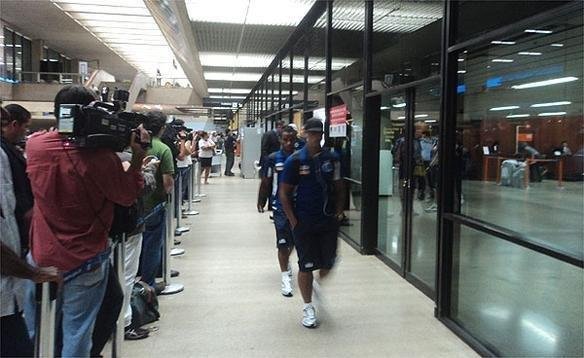 Delegao do Cruzeiro desembarcou em Confins na noite desta quinta-feira