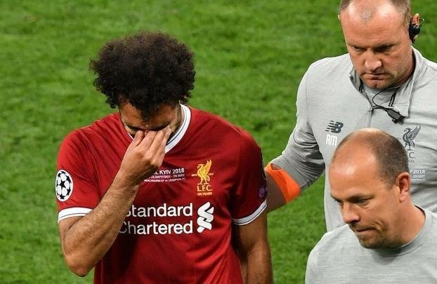 Salah, do Liverpool, sofreu falta de Sergio Ramos, machucou ombro esquerdo e deixou a final no primeiro tempo