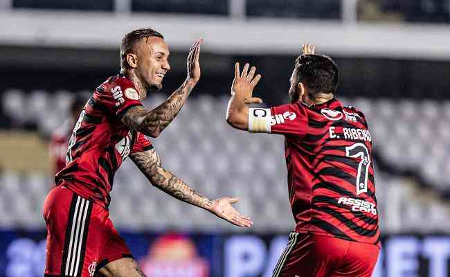 Cebolinha e Everton Ribeiro comemoram gol do Flamengo contra o Santos