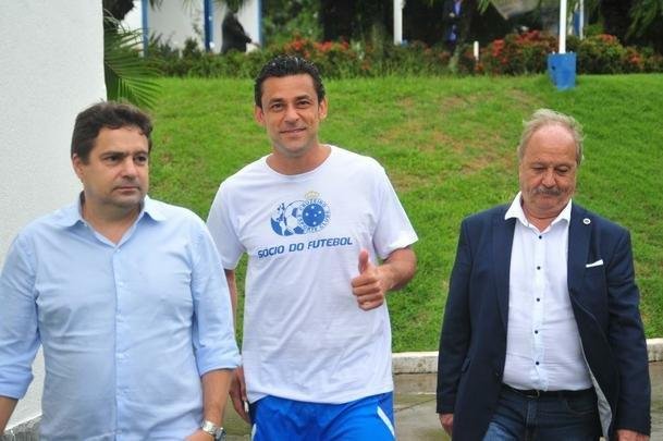 Fred foi apresentado no Cruzeiro pelo presidente Wagner Pires de S e pelo vice Itair Machado