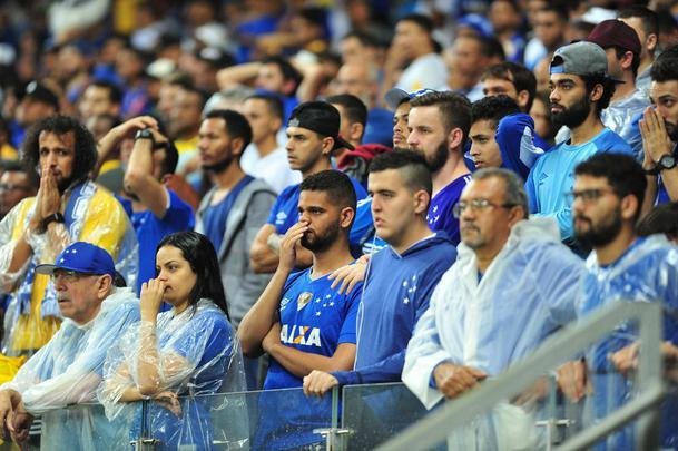 Reaes da torcida do Cruzeiro com o empate por 0 a 0 diante do Ava, no Mineiro