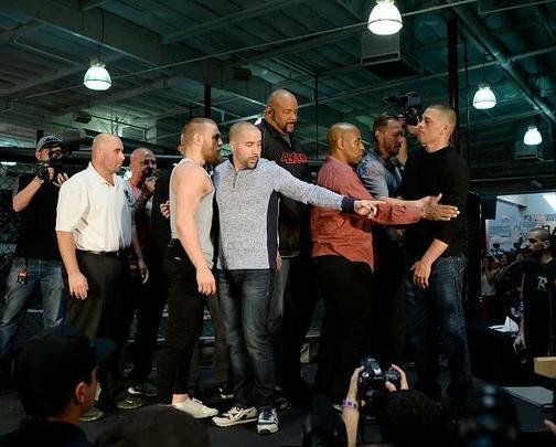 Com presença de imprensa e fãs, Conor McGregor e Nate Diaz participam de conferência em Los Angeles e esquentam clima para duelo no UFC 196