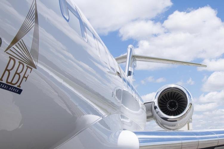 Fotos do avio Bombardier Global 6000. Aeronave pertence a Rubens Menin, mecenas do Atltico, e transportou atacante Diego Costa de So Paulo a BH