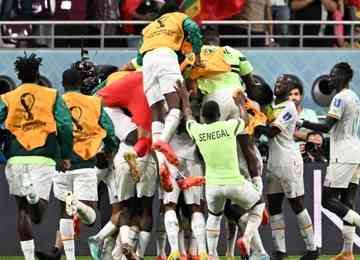 Africanos vencem por 2 a 1, garantem segunda colocação do Grupo A e eliminam equatorianos do Mundial do Catar; Holanda também avança 