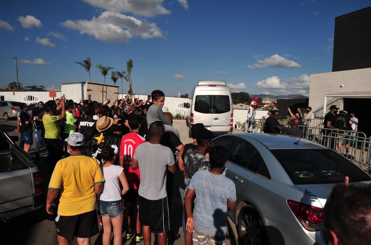 Fotos da visita do ídolo atleticano Ronaldinho Gaúcho às obras de construção da Arena MRV, estádio do Atlético, em Belo Horizonte. Dentro de Centro de Experiências criado pelo clube, ex-craque tirou fotos com dirigentes e funcionários. Do lado de fora, ele foi vaiado e xingado ao sair por não ter parado para saudar os fãs que o aguardavam debaixo de sol quente.