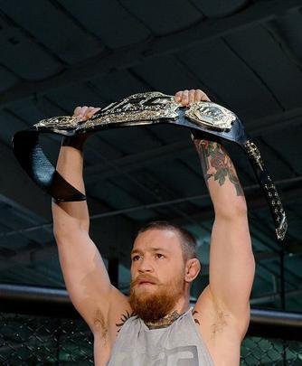 Com presença de imprensa e fãs, Conor McGregor e Nate Diaz participam de conferência em Los Angeles e esquentam clima para duelo no UFC 196